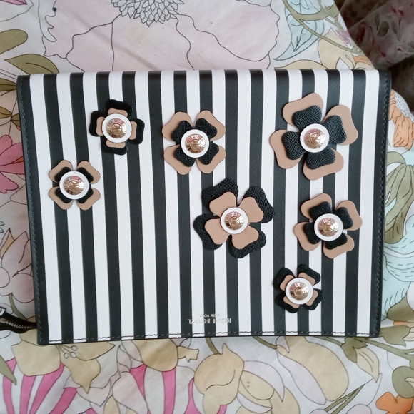 henri bendel Handbags - ⭐❤️Henri Bendel GORGEOUS and STUNNING Floral Bag or cosmetic pouch ❤️⭐Fl…